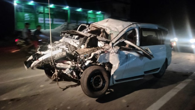 UP: ट्रक कार भिड़ंत में कार सवार सभी आठ लोगों की मौत…दो और ने ट्रामा सेंटर में तोड़ा दम, मृतकों में दो बच्चे