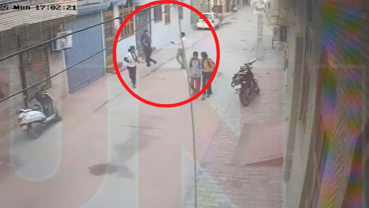 लाइब्रेरी से लौट रही छात्रा को मारी 2 गोलियां, एक महीने से पीछा करने वाला शूटर फरार;