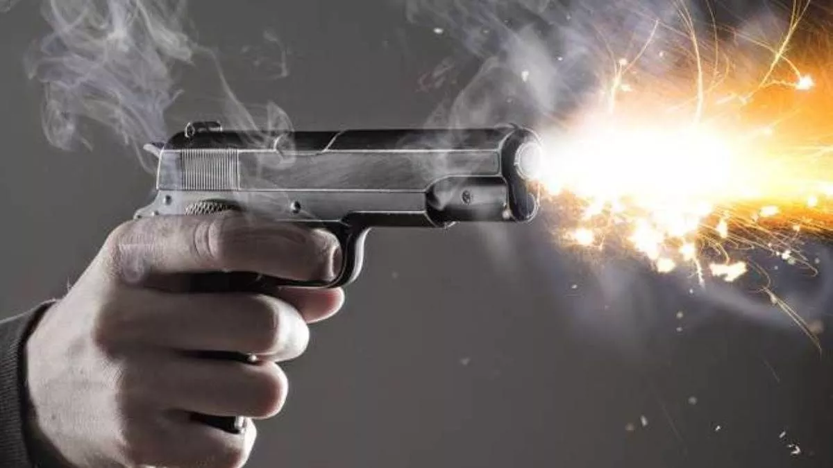 जींद में पिस्तौल की सफाई कर रहा था सेना का जवान, अचानक चल गई गोली; पत्नी लहूलुहान