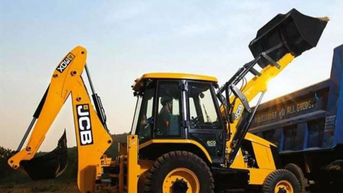प्रयागराज में दर्दनाक हादसा: ईयर फोन लगाकर JCB चला रहा था ड्राइवर, मासूम को रौंदा; चिल्लाता रह गया परिवार