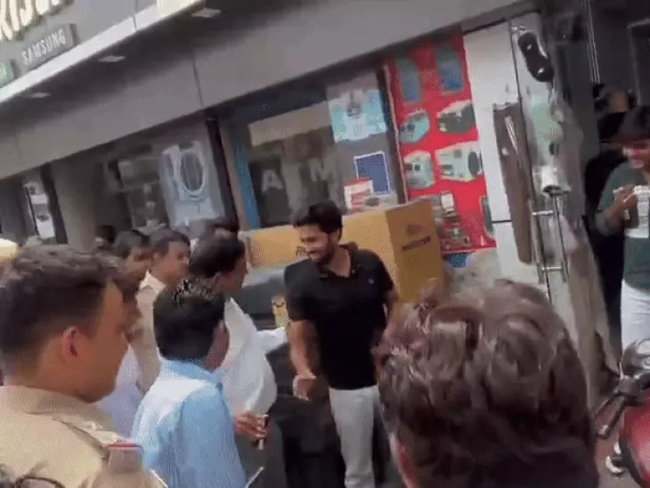 हरियाणा में सरेबाजार SDM ने युवक को मारा थप्पड़:हाथ से एनर्जी ड्रिंक छीनकर बोले- भाग जा यहां से, वीडियो वायरल होने पर सफाई दी