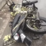 फरीदाबाद में कैंटर की टक्कर से बाइक में लगी आग:युवक का पैर जला, हाथ में थी पैट्रोल की बोतल, सिलेंडर भरे थे