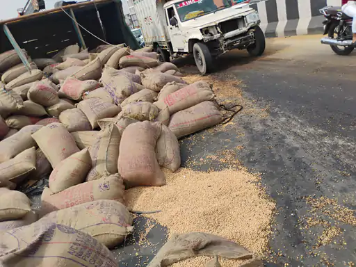 फरीदाबाद में बेकाबू होकर पलटा ट्रक:सड़क पर बिखरी चने की बोरियां, ड्राइवर को आई नींद की झपकी, दो घायल