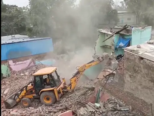 फरीदाबाद में नाले पर बने 50 अवैध मकान तोड़े:जलभराव से निपटने के लिए कार्रवाई, दो दिन पहले दिया था नोटिस