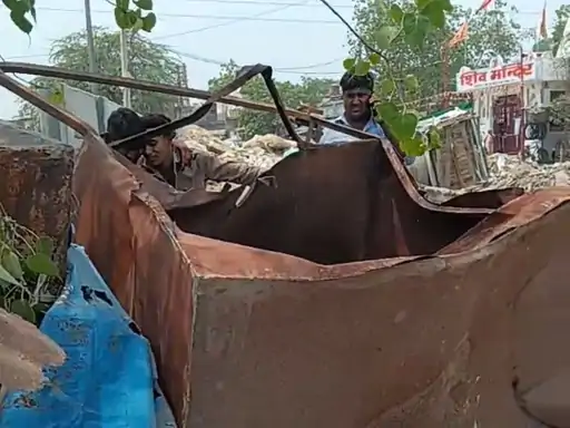 फरीदाबाद में नगर निगम ने दुकानों को तोड़ा:पहले लोन देकर लगवाए खोखे, फिर बुलडोजर से कर दिए जमींदोज