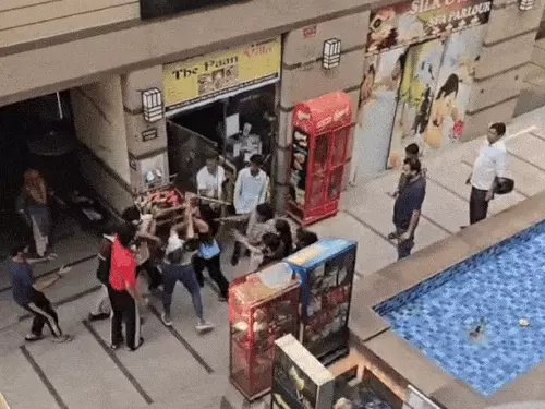 फरीदाबाद के स्पा सेंटर में मसाज पर झगड़ा, VIDEO:शराब के नशे में आए युवक; लड़कियों को थप्पड़ मारे, फर्श पर गिरा लात-घूंसों से पीटा