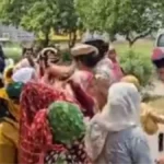 कचरा निस्तारण केंद्र का जमकर हो रहा विरोध, निगम के वाहनों के सामने सड़क पर बैठी महिलाएं