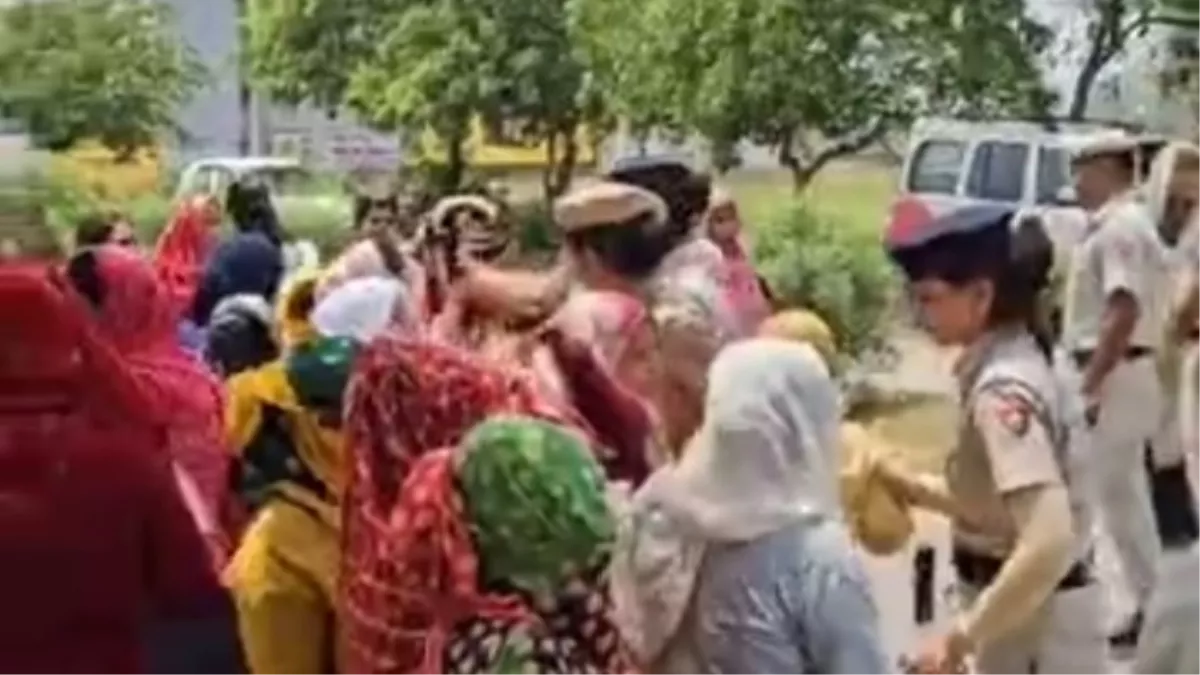 Faridabad News:  कचरा निस्तारण केंद्र का जमकर हो रहा विरोध, निगम के वाहनों के सामने सड़क पर बैठी महिलाएं
