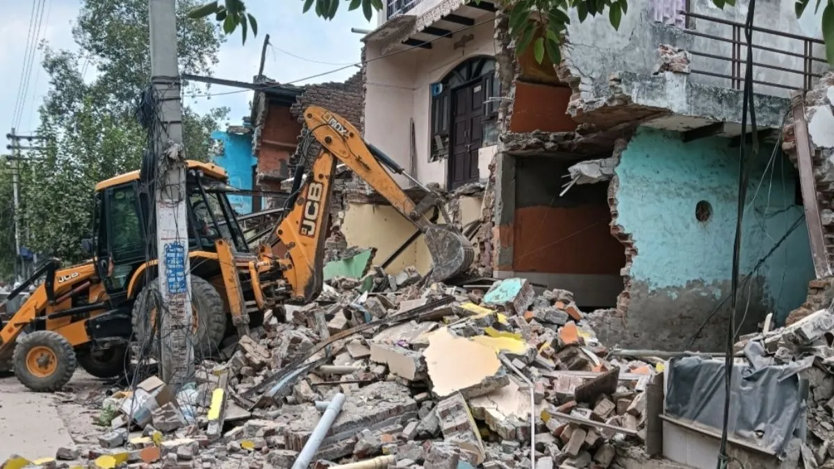 Bulldozer Action से चारों तरफ मचा हड़कंप, HSVP ने 20 अवैध मकानों को किया ध्वस्त