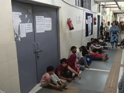 फरीदाबाद आधार सेंटर पर लग रही लंबी लाइनें:समय पर नहीं मिल रहा टोकन, लोगों को खाने पड़ रहे धक्के