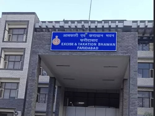 फरीदाबाद में आबकारी विभाग के अधिकारियों पर हमला:दो घायल, शराब ठेके पर छापेमारी करने गई थी, रेट में हेराफेरी की