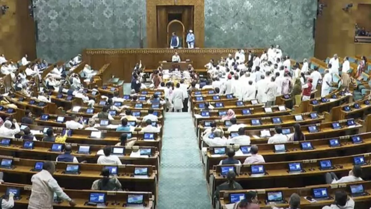Parliament Session LIVE: राहुल गांधी के आरोपों पर संसद में संग्राम, राजनाथ सिंह बोले- सरकार हर मुद्दे पर चर्चा के लिए तैयार