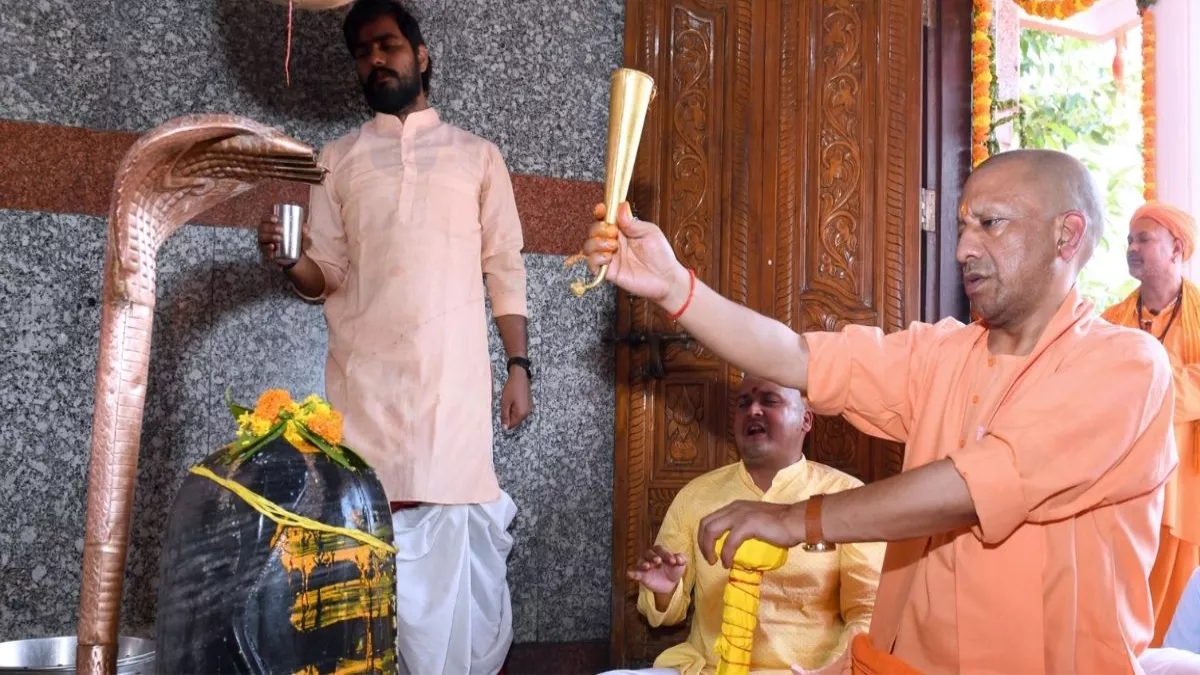 UP News: सीएम योगी ने मानसरोवर मंदिर में किया रुद्राभिषेक, लोक मंगल की कामना की