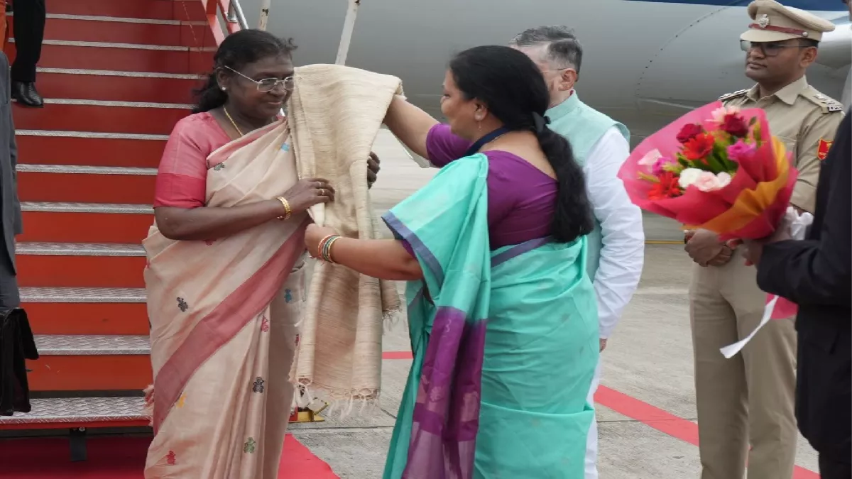 President Draupadi Murmu दो दिवसीय दौरे पर झारखंड पहुंचीं, देवघर हवाई अड्डे पर राज्यपाल एवं मंत्री दीपिका पांडेय सिंह ने किया स्वागत