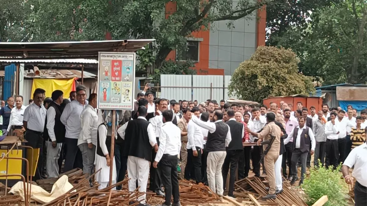 गोरखपुर कलेक्ट्रेट में बवाल: वकील और मजदूरों में मारपीट, भारी हंगामा
