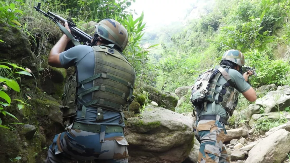 Kulgam Encounter: जम्मू-कश्मीर के कुलगाम में मुठभेड़ जारी, सुरक्षाबलों ने दो आतंकी किए ढेर