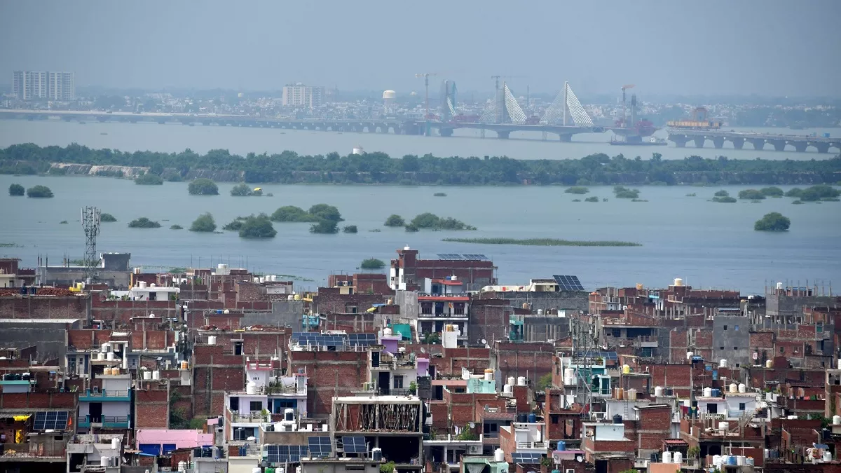 Prayagraj Flood Update : तीन दिन में दो मीटर घटा जलस्तर, 60 मोहल्ले व 290 गांव अभी भी प्रभावित