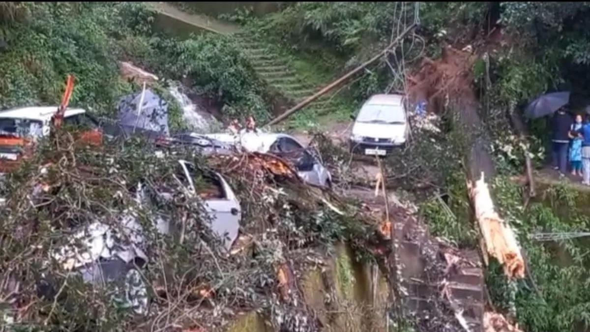 Himachal Rain: शिमला में आफत की बारिश, छह लोग मलबे की चपेट में आए; पेड़ गिरने से चकनाचूर हुई गाड़ियां, VIDEO