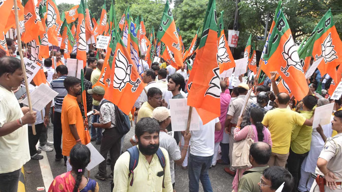 Bihar Election: PM मोदी को अपशब्द के विरोध में भाजपा का हल्लाबोल, कांग्रेस प्रदेश मुख्यालय में घुसकर तोड़फोड़