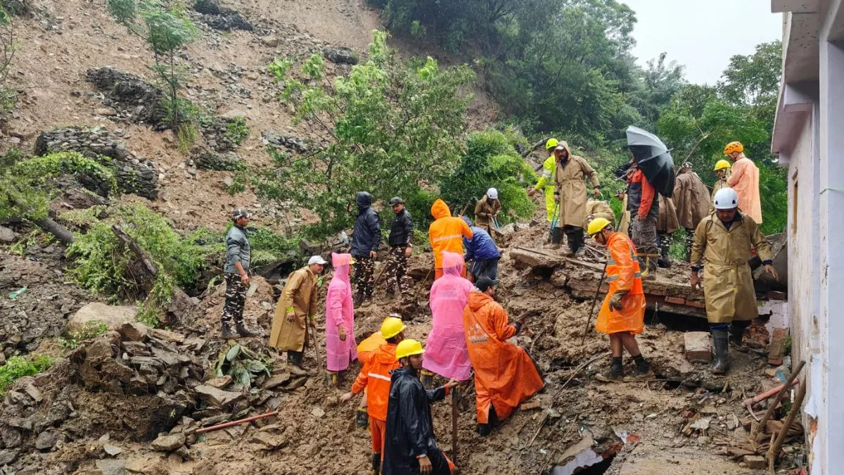 Himachal Rain: भारी बारिश से 6 NH सहित 1286 सड़कें बंद, ये 4 जिले सबसे ज्यादा प्रभावित; नौ जिलों के लिए ऑरेंज अलर्ट