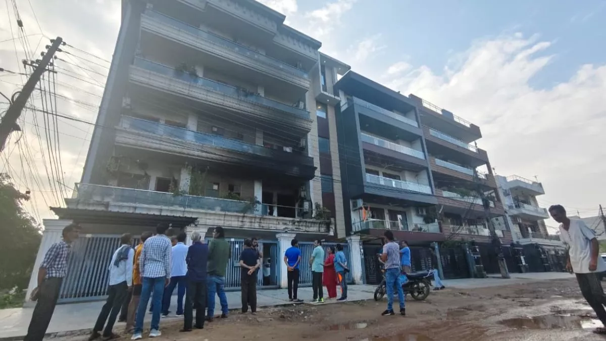 फरीदाबाद में AC में आग लगने से 3 लोगों की मौत, एक ही कमरे में सोए पति-पत्नी और बेटी का दम घुटा