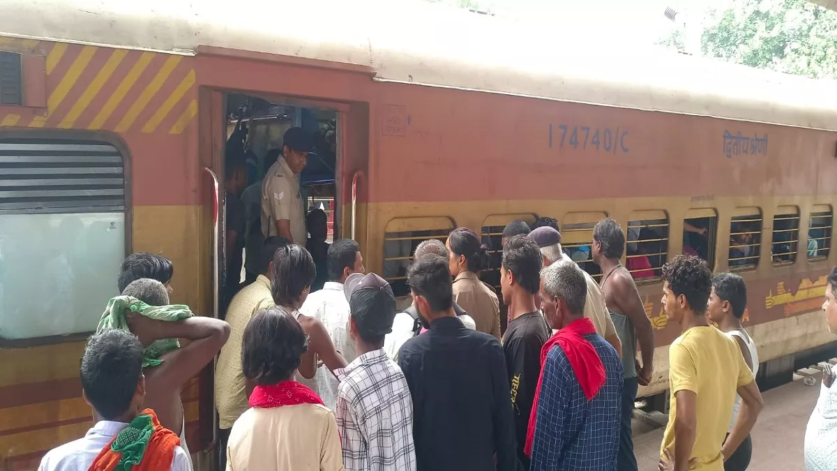 प्रयागराज जंक्शन पर सीमांचल एक्सप्रेस में छापेमारी, 15 बच्चे-किशोर बरामद, मदरसे में पढ़ाने के बहाने लुधियाना ले जा रहा था ठेकेदार