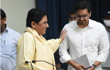 UP Politics: जैसे मेरा साथ दिया, वैसे ही भतीजे का साथ दीजिए… मायावती ने बसपा में कैसे आकाश आनंद का बढ़ा दिया कद, इस चुनौती को कर रही हैं काउंटर