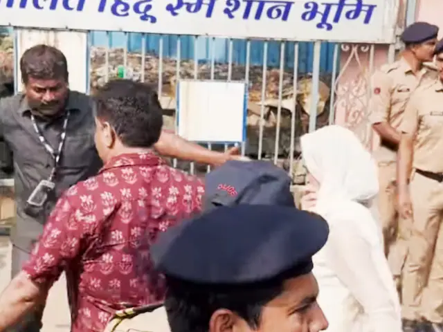 धर्मेंद्र की अंतिम विदाई: ईशा देओल और हेमा मालिनी की आंखों में आंसू, देखें इमोशनल वीडियो