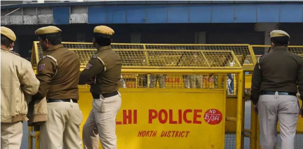 दिल्ली पुलिस का प्राइवेट अस्पतालों को नोटिस, पाकिस्तान-बांग्लादेश-UAE और चीन से MBBS करने वाले डॉक्टरों की डिटेल मांगी