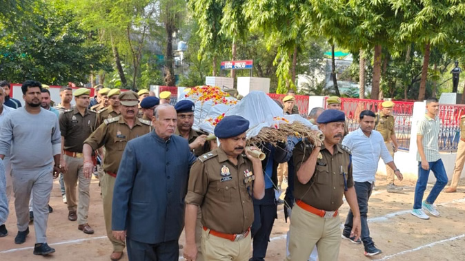 UP: खुद की शादी के लिए 25 लाख खर्च करने का दबाव… महिला सिपाही और थाना प्रभारी की चैट में चौंकाने वाला खुलासा