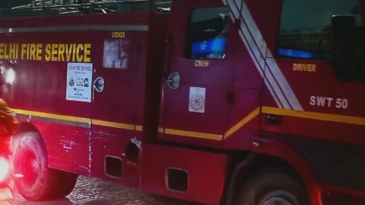 दिल्ली के न्यू अशोक नगर में भीषण आग लगने से मचा हड़कंप, मौके पर पहुंचे दमकलकर्मी