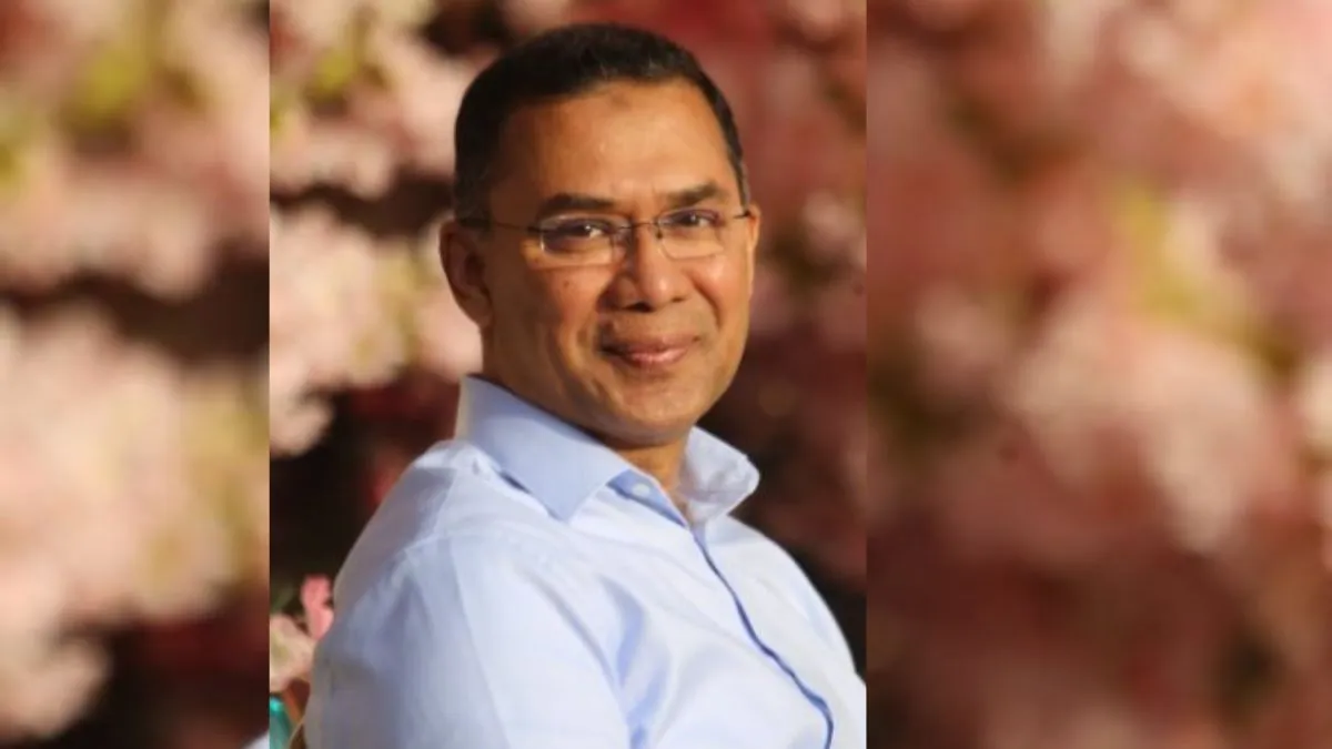 Bangladesh News : बांग्लादेश आते ही तारिक रहमान ने दिखाया देश प्रेम, जूता निकाला और 17 साल बाद हाथ में मिट्टी ली