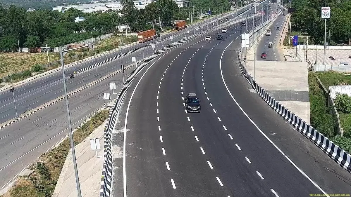 दिल्ली-मुंबई एक्सप्रेसवे पर भयानक हादसा, वाहन से टक्कर के बाद खाई में गिरी कार; दो लोगों की मौत