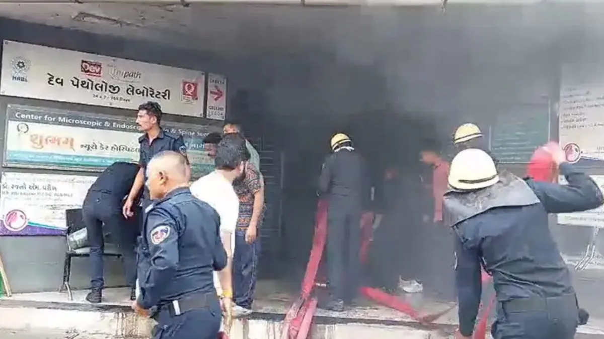 गुजरात: भावनगर के कालुभा रोड पर कॉम्प्लेक्स में आग लगते ही अफरातफरी, 19 लोगों को बचाया गया