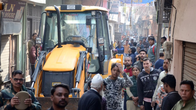 UP: रहम करो…रहम…रोती-पीटती महिलाएं दे रही थीं खुदा का वास्ता; बुलडोजर और पुलिस देख चीख-चीख कर रोती महिलाएं