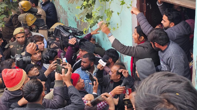 कपसाड़ हत्या और अपहरण: छावनी बना गांव…ढाई किमी पहले बैरिकेडिंग; सत्ता पक्ष और विपक्ष आमने-सामने; पूरी कहानी