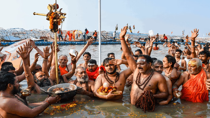 Live Prayagraj Magh Mela 2026 Live: त्रिवेणी पर उमड़ी श्रद्धालुओं की भारी भीड़, 54 लाख लोगों ने लगाई डुबकी