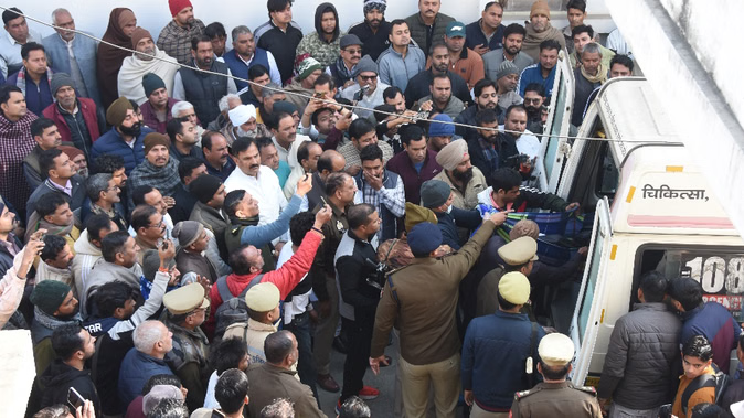 UP: मां, पत्नी और दोनों बेटों के शरीर को 16 गोलियों से किया छलनी… पोस्टमार्टम रिपोर्ट में सामने आई नृशंसता