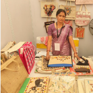 Inspiration: अंधेरी रातें, किराए का घर, लालटेन की लौ…यहां से शुरुआत, आज विदेशों तक बाजार! मंजू देवी हौसले की मिसाल